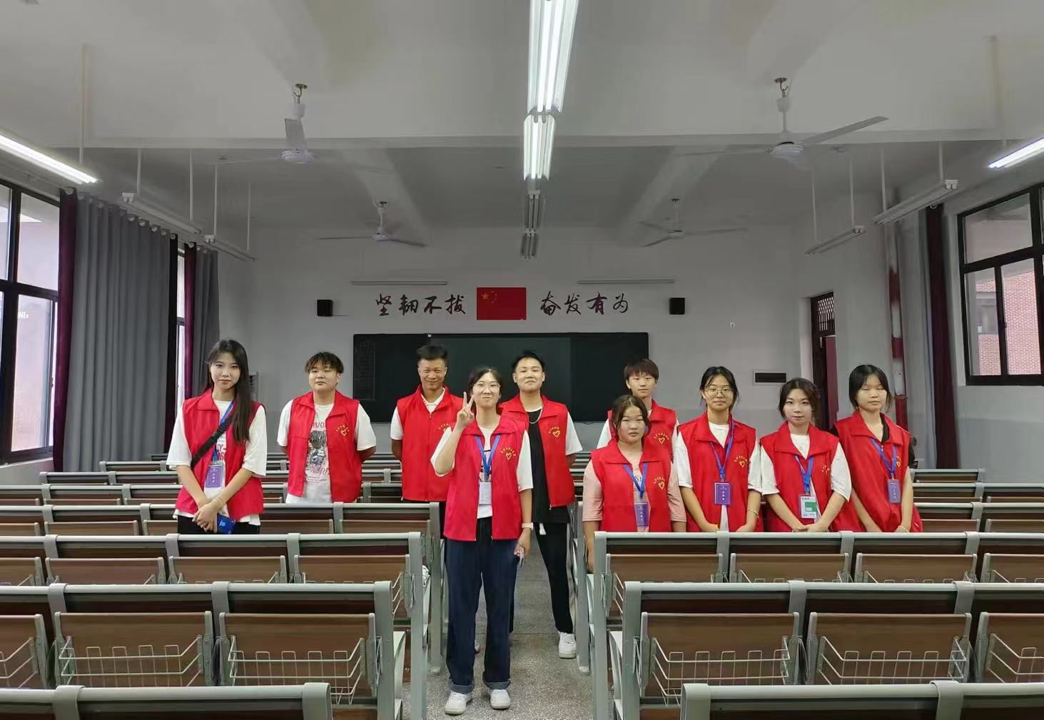 开学季丨“红马甲”在行动