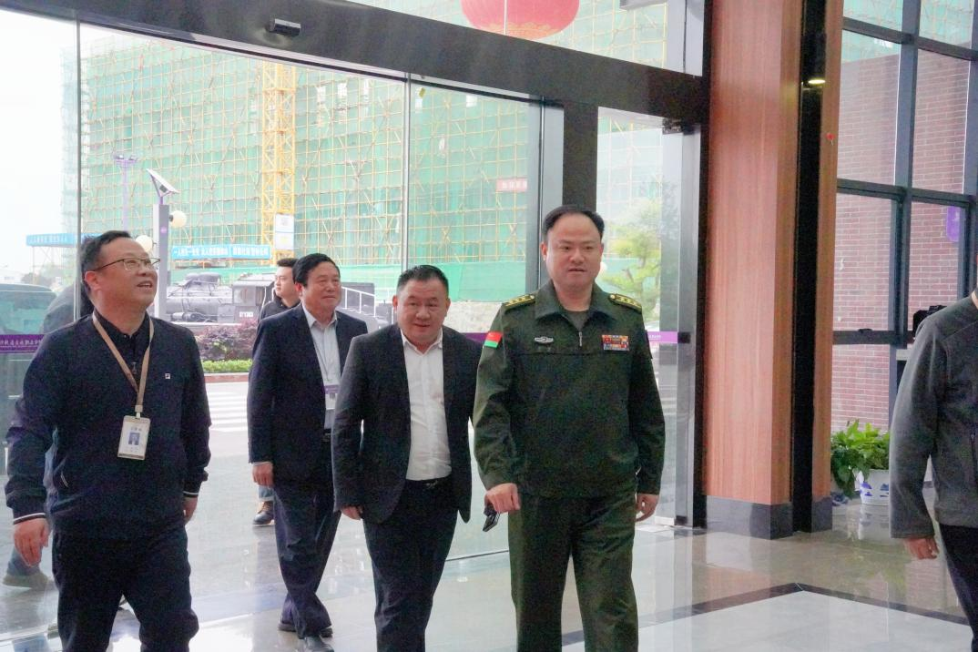 浏阳市武装部部长廖伟莅临我校指导国防教育工作
