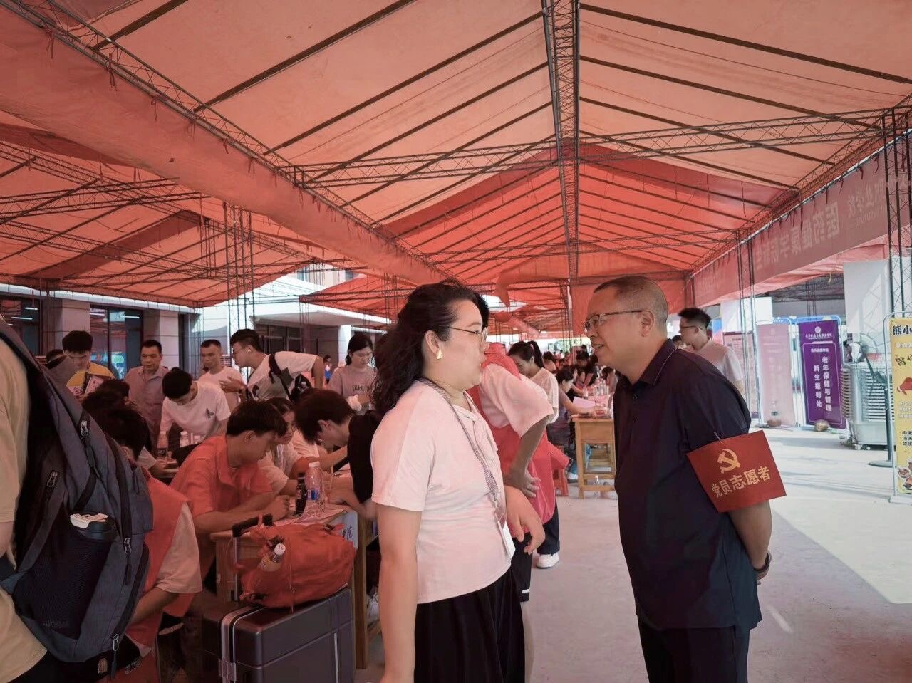 先锋党员迎新生，志愿服务暖人心|长沙轨道交通职业学院教师党员志愿者开展迎新志愿服务