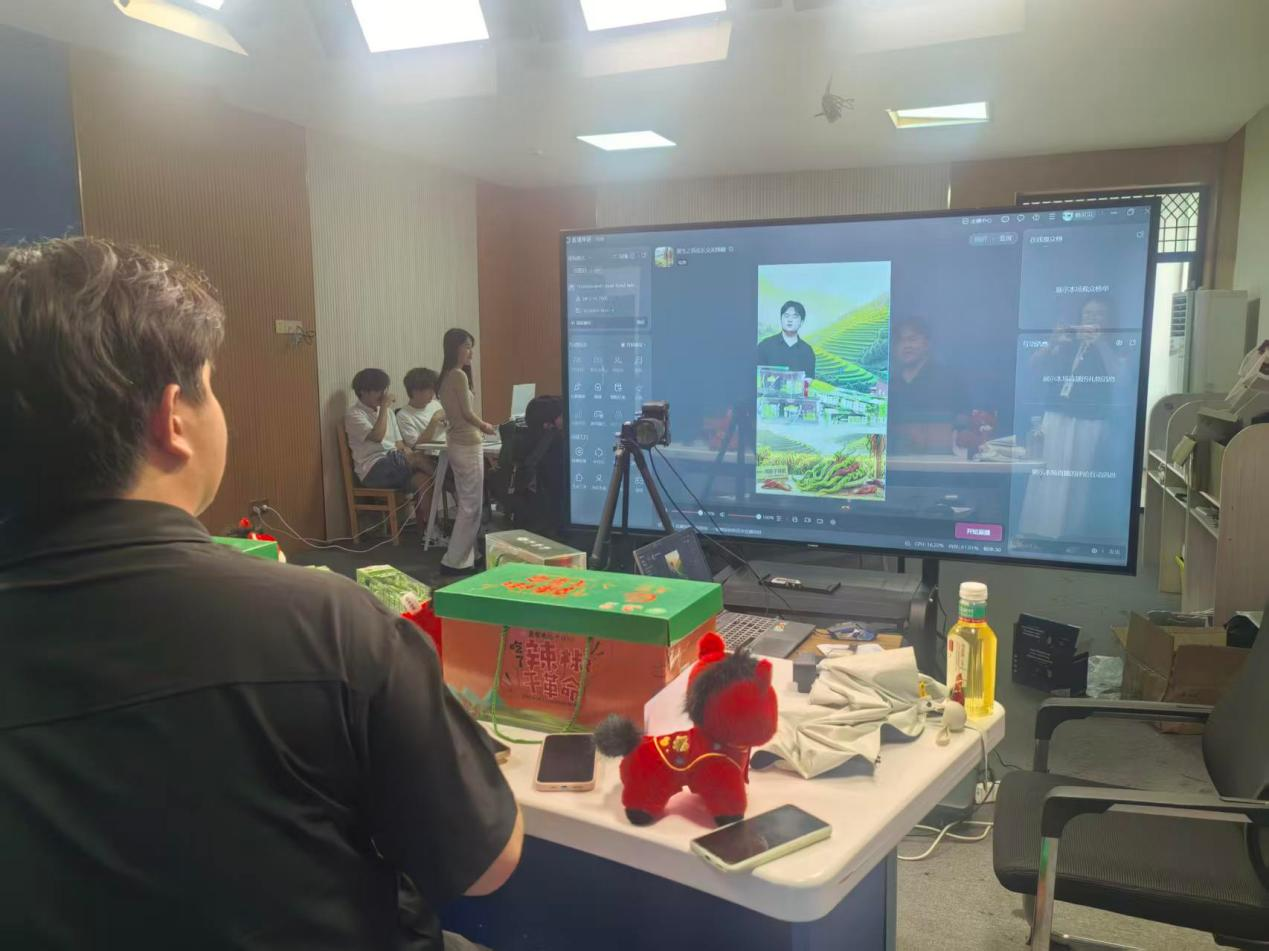 从浏阳田间到云端直播间 ——我院学生创业团队“椒贝贝”为“鸡肠子辣椒”插上电商翅膀